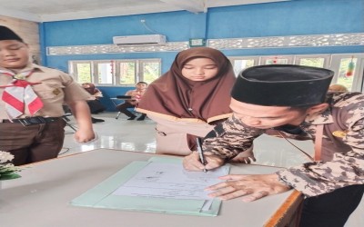 SERAH TERIMA SEKALIGUS PELANTIKAN KETUA OSIS MASA JABATAN 2023 - 2024 BERSAMA KEPALA SEKOLAH DAN KESISWAAN